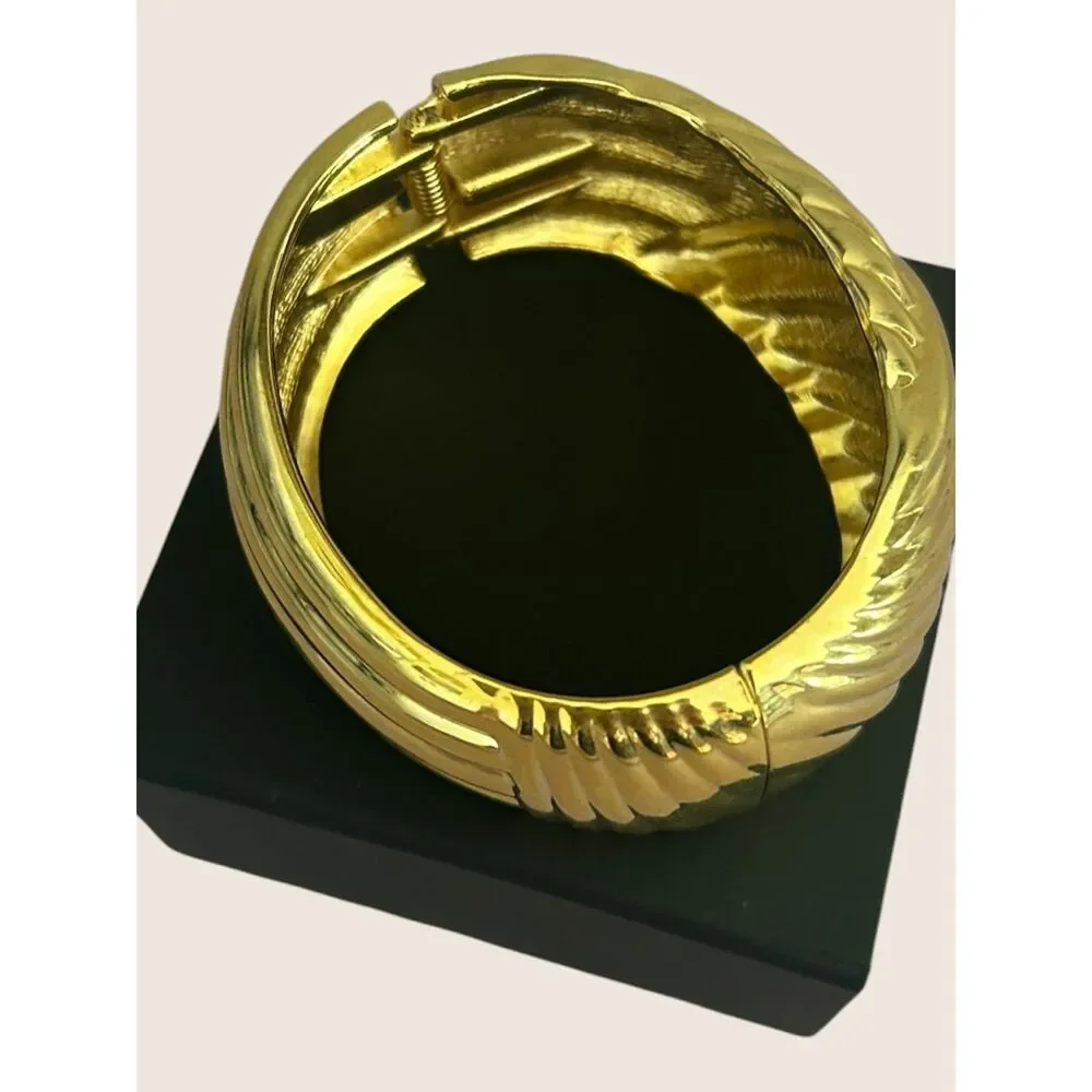 ✨ VTG 80s CHUNKY GOLD TONE RIBBED FLUTED TEXTURED CLAMPER SHRIMP BANGLE BRACELET